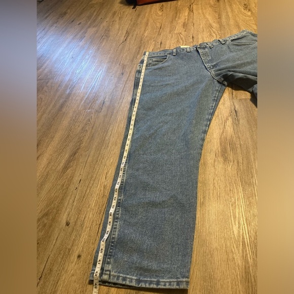 Wrangler Rugged Wear Medium Light Denim Jeans - Relaxed Fit 44W (43) x 30 L - Picture 7 of 10